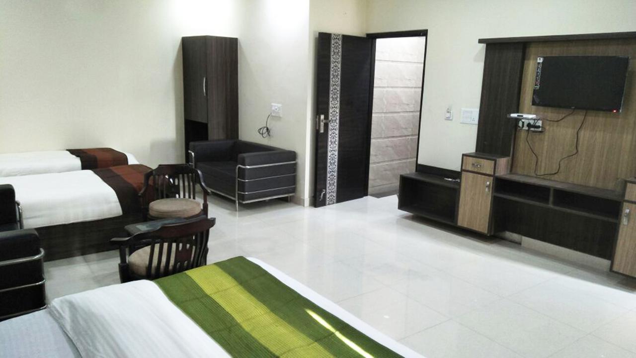 R.S Hotel & Restaurant Amritsar Extérieur photo